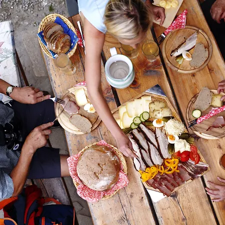 Alpina Alpendorf فندق 4*